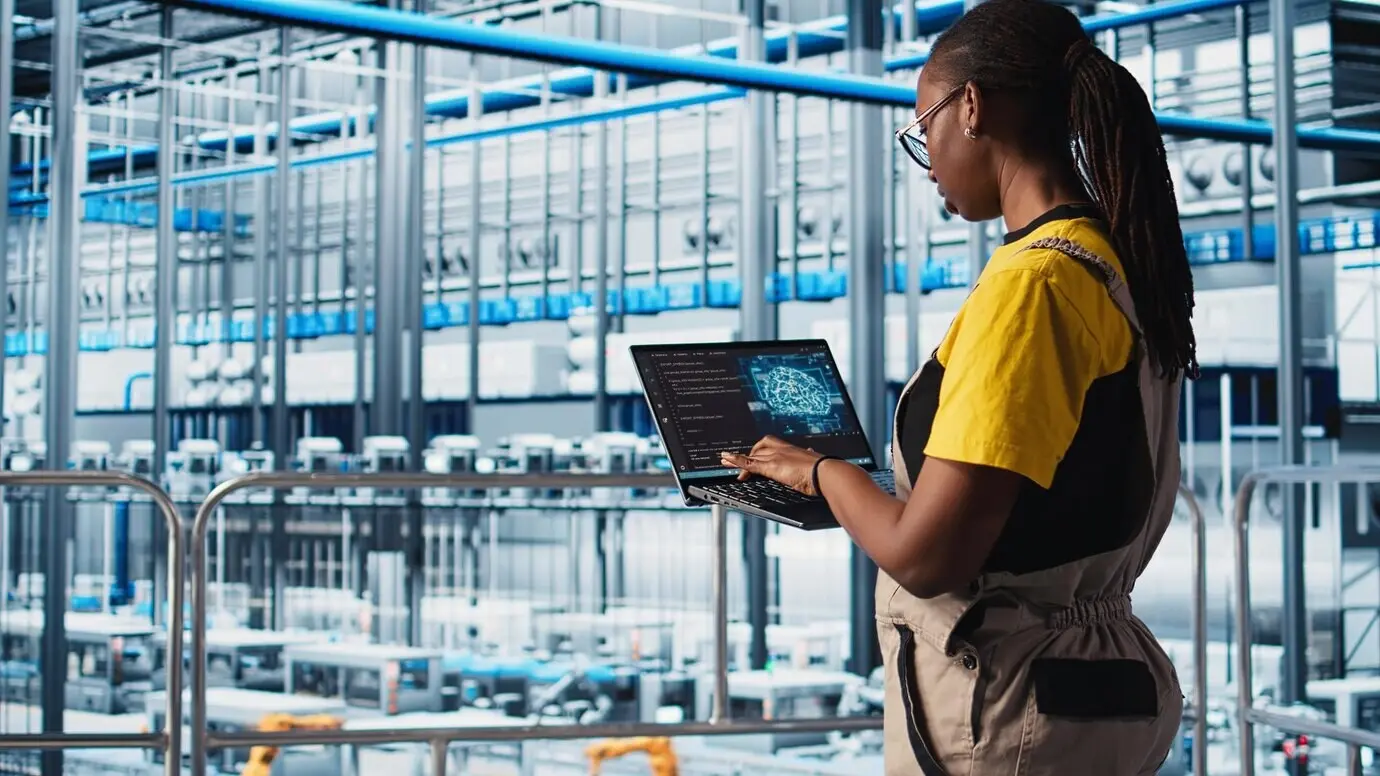 Инженер промышленного предприятия в рамках Индустрии 4.0, управляющий автоматизированным оборудованием с помощью ИИ.